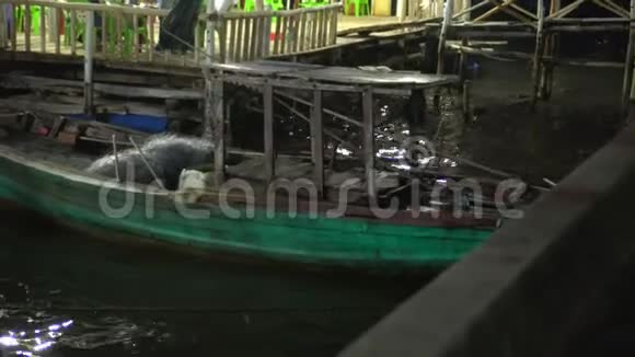 这艘传统的小船在漂浮的餐馆里摇晃着晚上越南夜灯下的船视频的预览图