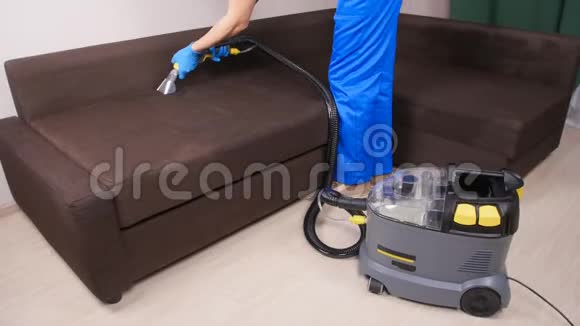 公寓和办公室的清洁概念干洗工人清除室内沙发上的污垢视频的预览图