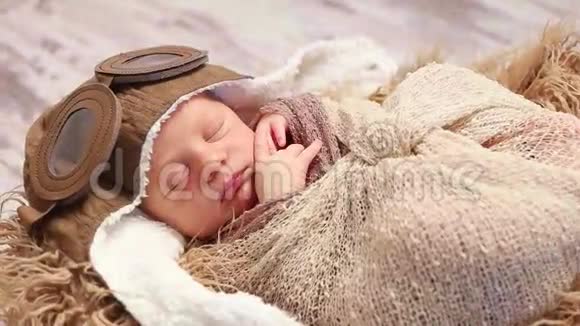 新生儿与老飞行员睡觉头盔视频的预览图
