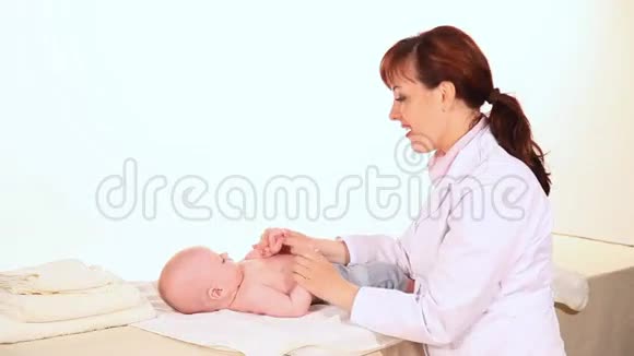 医生给婴儿做按摩视频的预览图