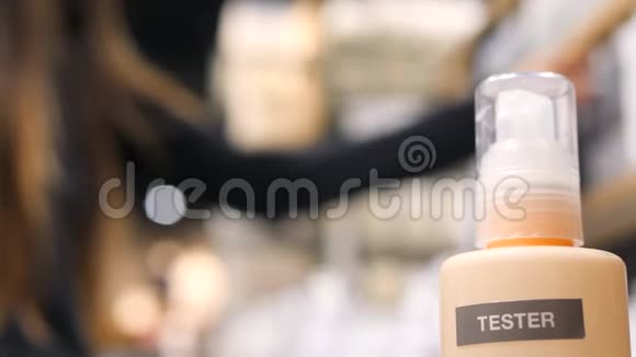 年轻混血女顾客在购物中心的化妆品超市选择防晒霜4K视频的预览图