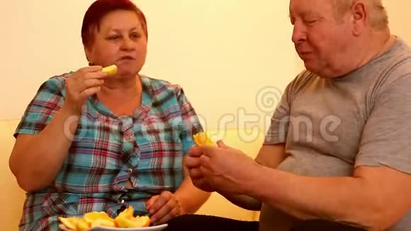 有新鲜水果的快乐老年夫妇视频的预览图