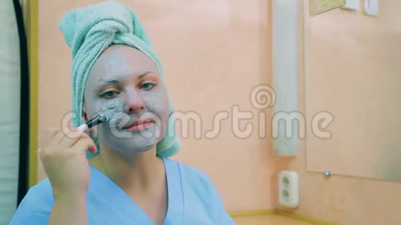 一个女人的脸头上有一条毛巾皮肤面具上有一支刷子视频的预览图