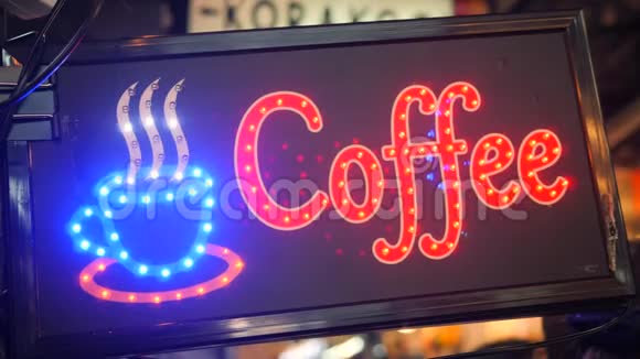 闪烁的LED咖啡店街标志与美丽的不专注的波克效应4K泰国曼谷视频的预览图