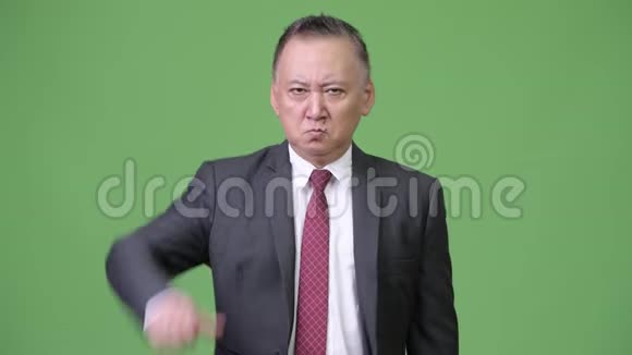 成熟的日本商人竖起大拇指视频的预览图