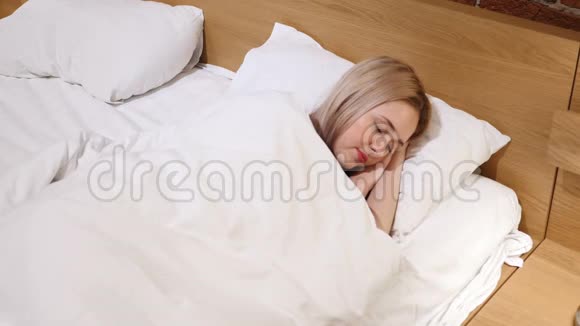 晚上睡在床上的女人俯视图视频的预览图