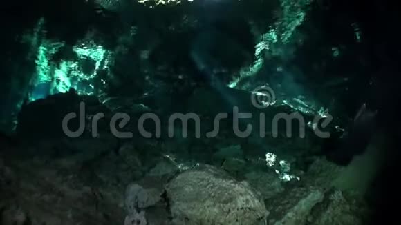 墨西哥尤卡坦洞穴中的潜水员视频的预览图