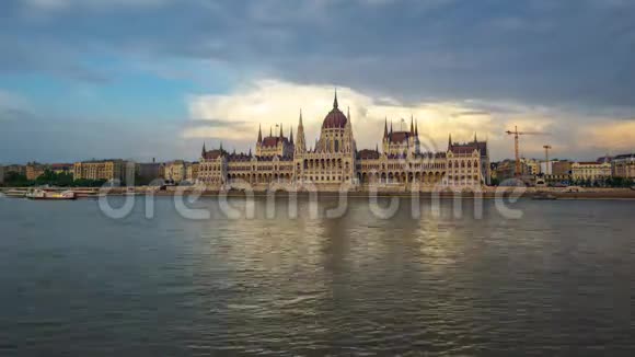 布达佩斯城市天际线与匈牙利多瑙河的时间间隔视频的预览图