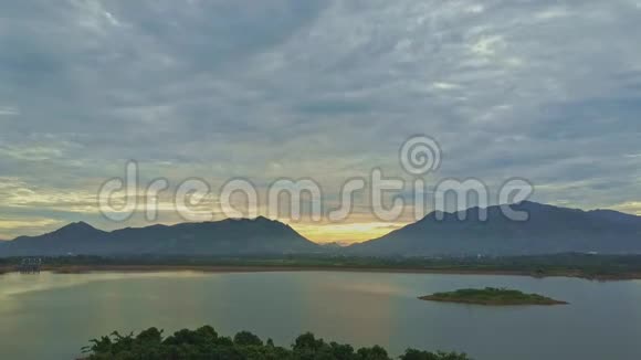 在热带山脉之间的宁静的湖中太阳升起视频的预览图
