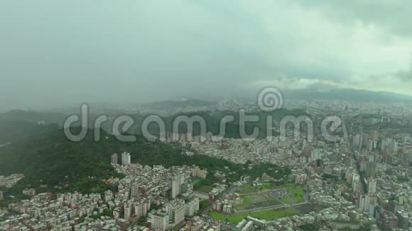 台北的鸟瞰时间随云雾的推移视频的预览图