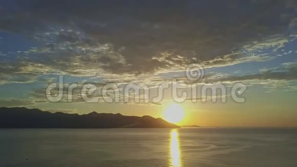 日出时在海洋上沿着奇妙的太阳之路行进视频的预览图