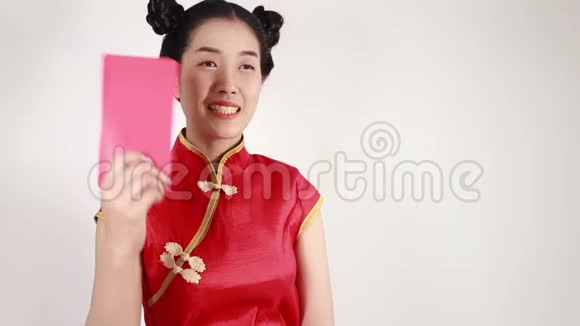 女人穿旗袍在新年的概念里数着信封视频的预览图