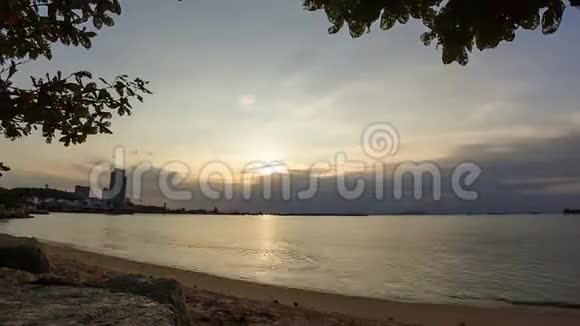 日落的天空随着海滩和树木的流逝视频的预览图