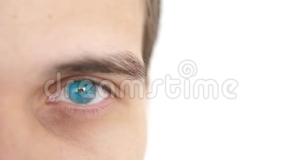 闭上一只雄性的眼睛一个人看着摄像机的蓝眼睛的细节4k视频的预览图