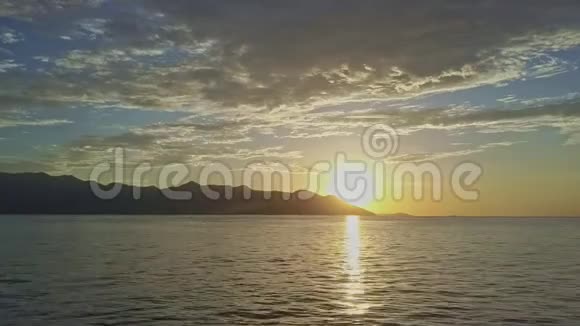 从海平线上的山后俯瞰太阳升起视频的预览图