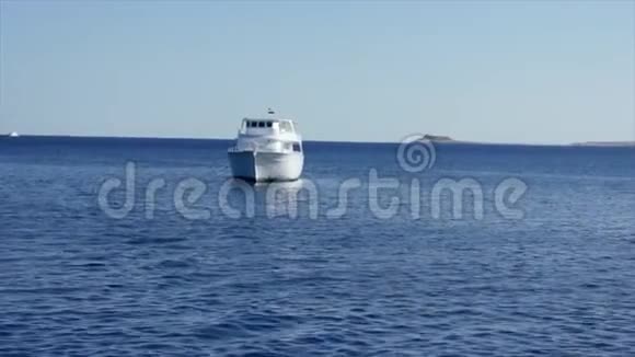 晴天的白船在碧海航行视频的预览图