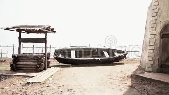 古木船在一条山河的岸边录像断了的旧渔船在海边的沙滩上视频的预览图