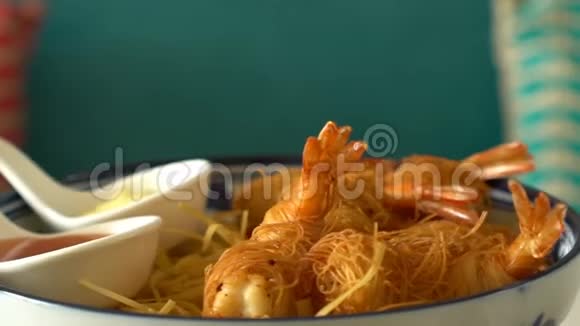 炸虾或虾旋转食物背景视频的预览图