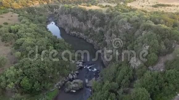 从上面的无人机可以看到日落时有峡谷的河流曲线视频的预览图