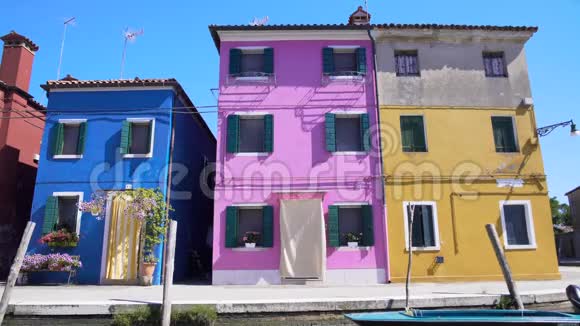 布拉诺岛上五颜六色的建筑可以看到蓝色紫色和黄色的房子视频的预览图