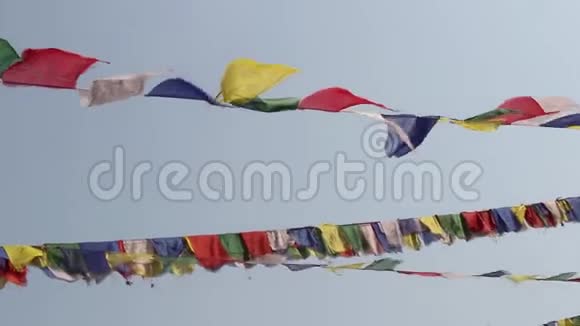尼泊尔加德满都佛寺内布达纳斯图帕的祈祷旗视频的预览图