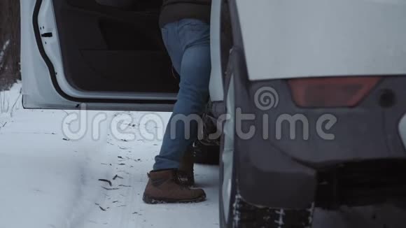 男子推着汽车试图发动引擎视频的预览图