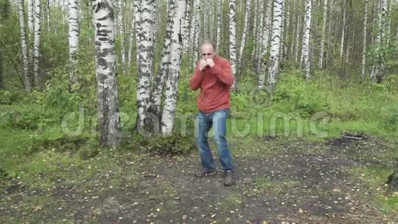 穿着便服的人在森林的空地上打武术动作缓慢视频的预览图