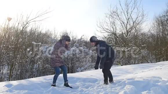 年轻夫妇在雪地公园玩雪视频的预览图