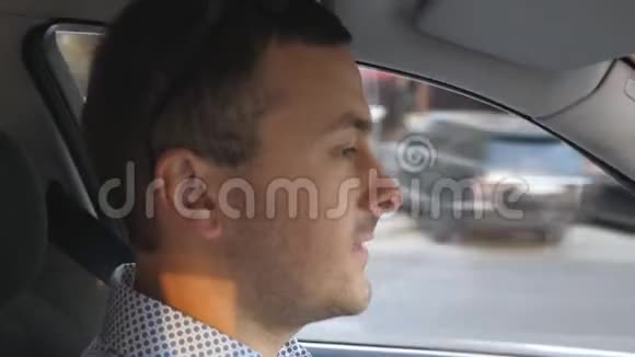 年轻的商人穿着衬衫在城里开车一个高颜值驾驶汽车的白人视频的预览图