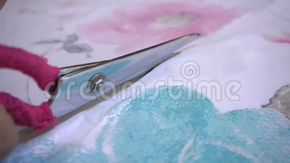 裁缝用剪刀剪高质量的布料视频的预览图