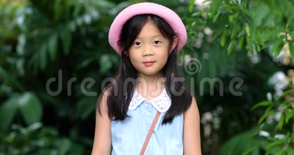 微笑的亚洲女孩儿童准备旅行孩子笑得开心视频的预览图