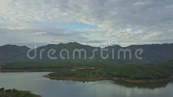 俯瞰绿色高地的梦幻湖视频的预览图