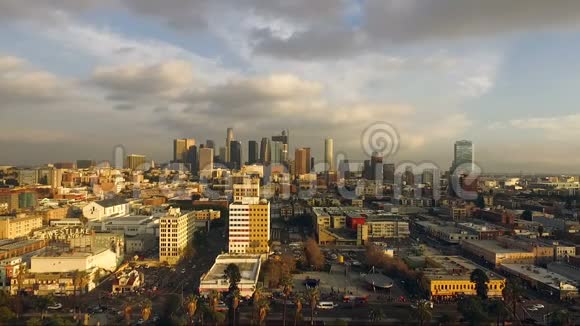 洛杉矶日落西侧飞往市中心视频的预览图