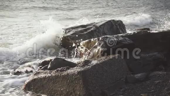 缓慢的莫海浪在大石头上破裂视频的预览图