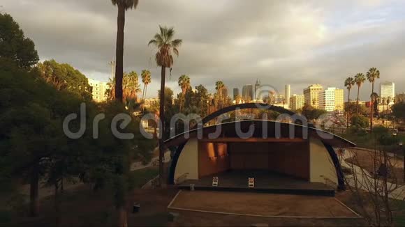 洛杉矶日落西侧飞往市中心视频的预览图