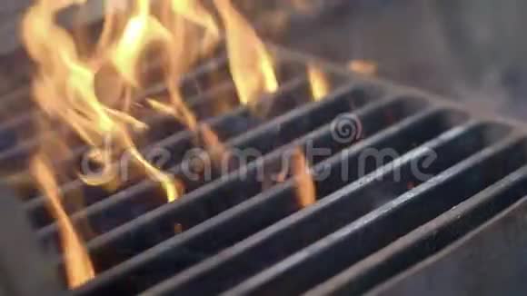 烹饪准备多汁的新鲜香肠烤在火上烤家庭暑假特写镜头视频的预览图