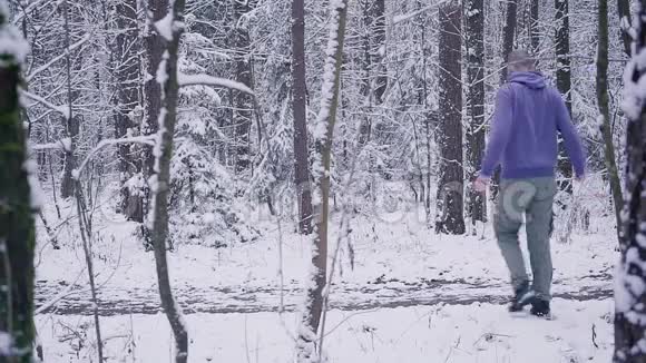 男运动员在冬林中热身户外的灵感和动机概念视频的预览图