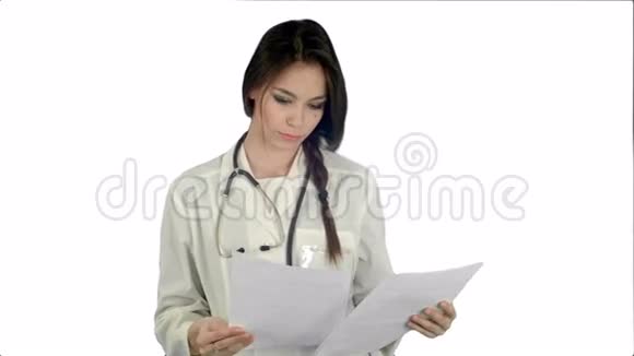 年轻女医生在白色背景下阅读病人病史表格视频的预览图