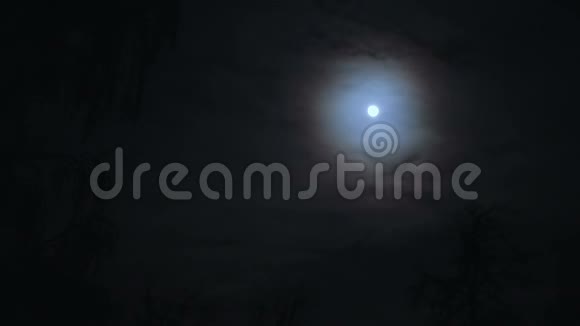 云后夜空中的满月视频的预览图