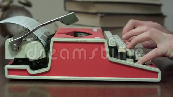男人手在红色机械打字机上打字视频的预览图