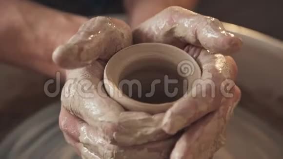 陶器车间的工作陶工车轮上的陶器视频的预览图