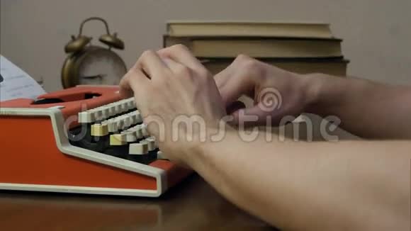 男人用红色复古打字机打字视频的预览图