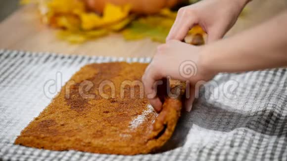 一个女人在厨房准备甜卷视频的预览图