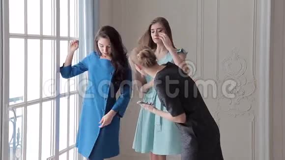 两个漂亮模特穿着蓝色和浅蓝色连衣裙摆着目录照片视频的预览图