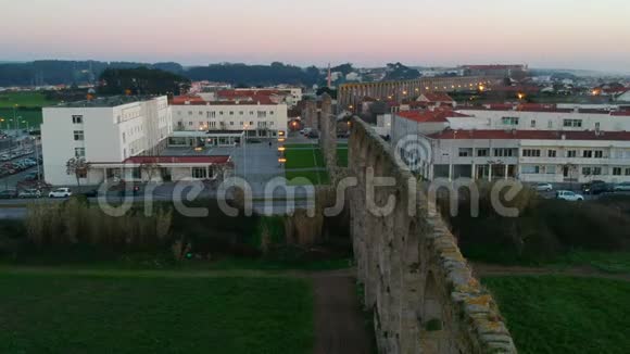 空中射击古圣克拉拉渡槽和维拉多康德市葡萄牙视频的预览图