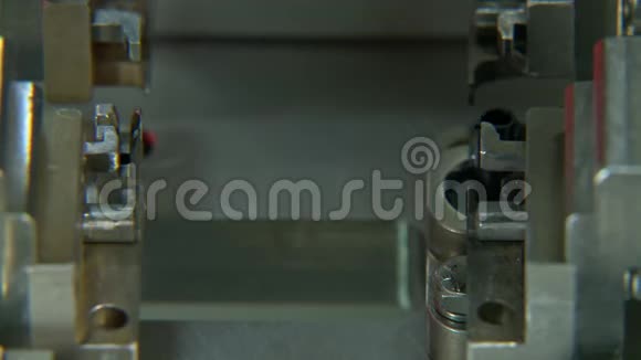 关闭小型零件机械臂工业生产线视频的预览图