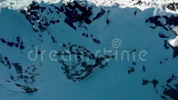 阳光明媚的一天布莱克科姆山峰的空中镜头视频的预览图