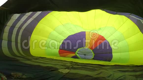 一个位于地面上的大气球充气器的膨胀视频的预览图