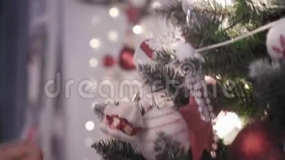 女人用玩具装饰圣诞树圣诞树玩具和手近景视频的预览图