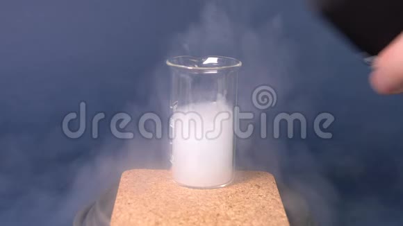 液体空气在烧瓶中沸腾液体空气燃烧实验视频的预览图